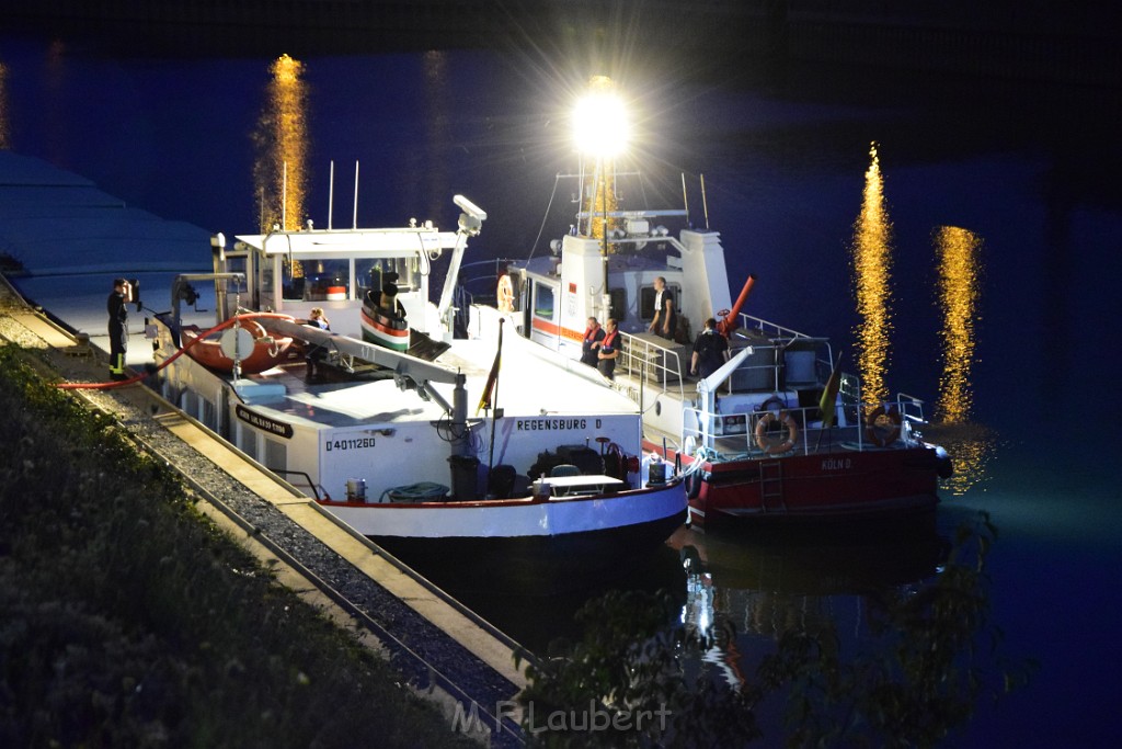 Havarie Wassereinbruch Motorraum beim Schiff Koeln Niehl Niehler Hafen P282.JPG - Miklos Laubert
